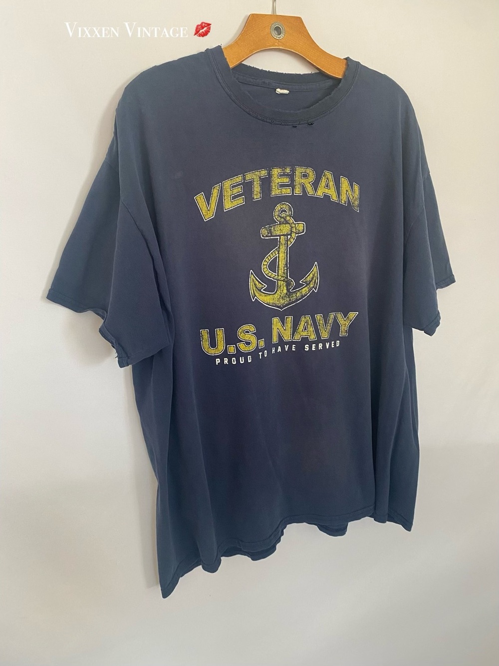 VINTAGE 1980'S DISTRESSED 'U.S. NAVY VETERAN' TEE IN WASHED NAVY